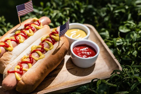 Hot Dogs Small Usa Flags Ketchup Mustard Wooden Tray Green — Stock Photo, Image