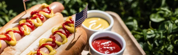 Perros Calientes Con Pequeña Bandera Cerca Cuencos Con Ketchup Mostaza — Foto de Stock