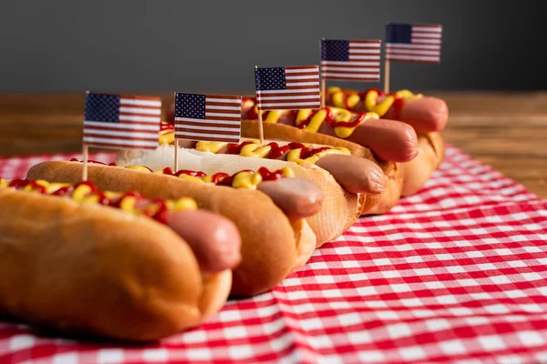 Saborosos Cachorros Quentes Com Molhos Pequenas Bandeiras Americanas Guardanapo Mesa — Fotografia de Stock