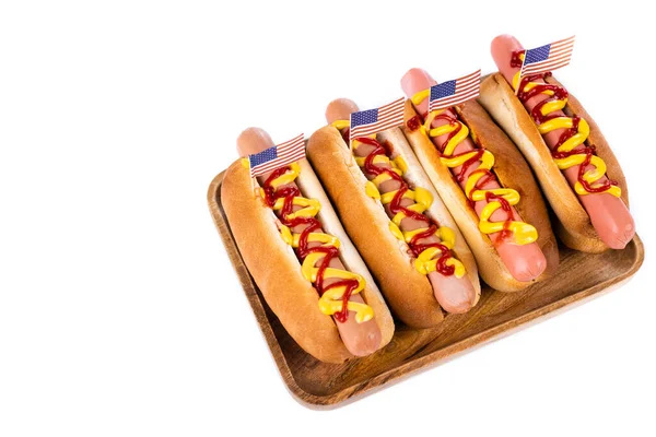 Köstliche Hot Dogs Mit Kleinen Flaggen Auf Holztablett Isoliert Auf — Stockfoto