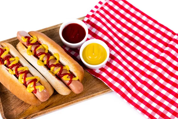 Bandeja Madeira Com Cachorros Quentes Mostarda Ketchup Perto Guardanapo Mesa — Fotografia de Stock