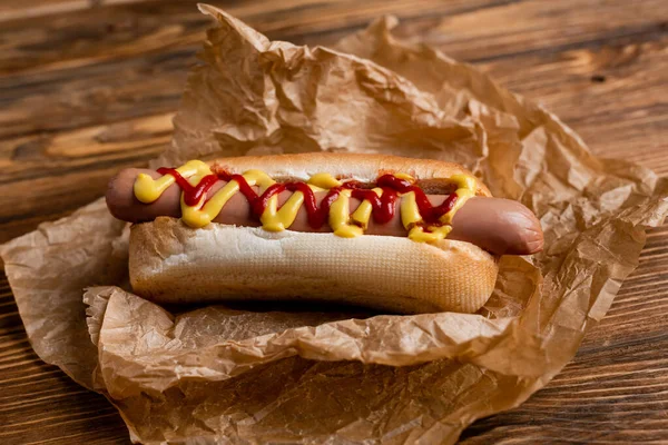 Vista Perto Cachorro Quente Com Ketchup Mostarda Papel Amassado Mesa — Fotografia de Stock