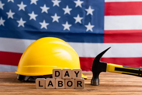 Blokjes Met Arbeid Dag Belettering Hamer Hardhat Buurt Van Vlag — Stockfoto