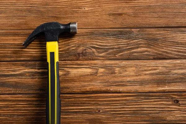 Draufsicht Hammer Auf Holztisch Arbeitstagskonzept — Stockfoto