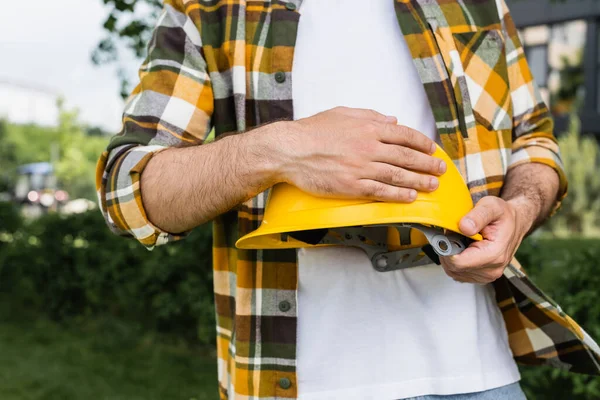 Partiell Bild Byggmästare Rutig Skjorta Med Hjälm Utomhus Arbetsdag Koncept — Stockfoto