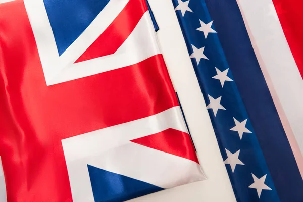 Bovenaanzicht Van Nationale Britse Amerikaanse Vlaggen Geïsoleerd Wit — Stockfoto