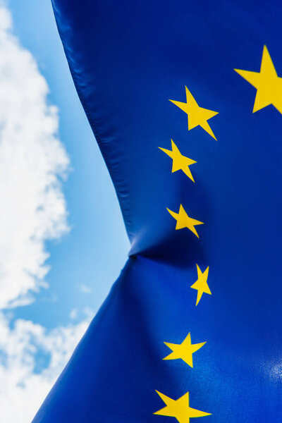 вид снизу европейского флага союза против неба 