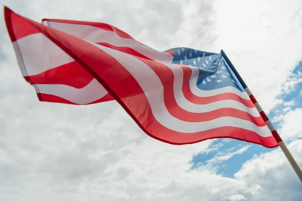 Laag Hoekzicht Van Amerikaanse Vlag Met Sterren Strepen Zwaaiend Tegen — Stockfoto