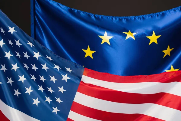 Europäische Union Und Amerikanische Flaggen Isoliert Auf Schwarz — Stockfoto