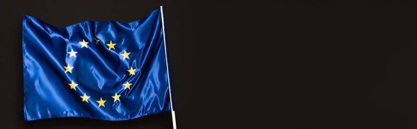 синий флаг Европейского союза, изолированный на черном, баннер