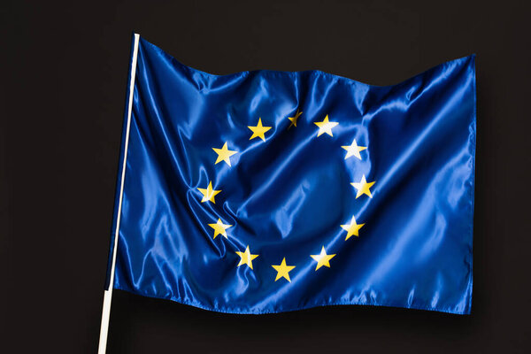 синий флаг Европейского союза, изолированный на черном