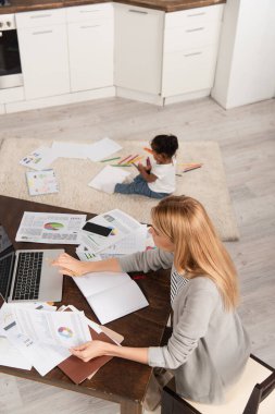 Evinde çalışan bir anne ve evlat edinilmiş Afrikalı Amerikalı bir kız. 