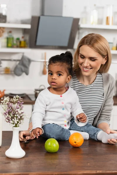 Allegra Madre Guardando Adottato Afro Americano Figlia — Foto Stock