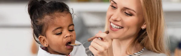 Ibu Yang Ceria Memegang Sendok Dan Memberi Makan Anak Perempuan — Stok Foto