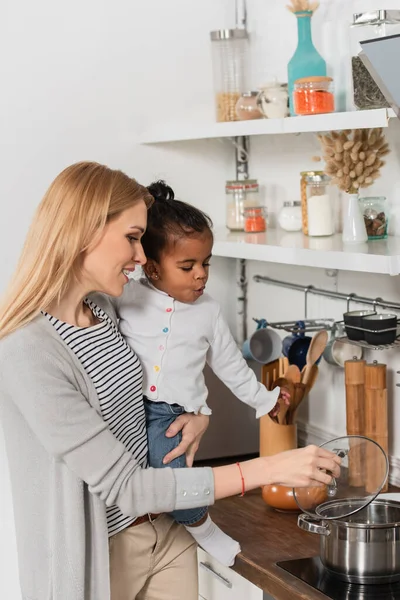 Feliz Mujer Celebración Adoptado Sorprendido Africano Americano Niño Mientras Mira — Foto de Stock