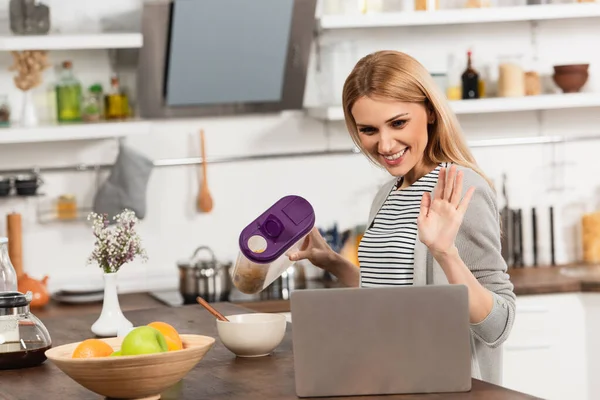 Mulher Feliz Acenando Mão Durante Chamada Vídeo Cozinha — Fotografia de Stock