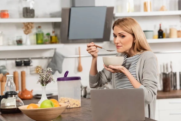 Blonde Woman Having Breakfast Watching Movie Laptop Kitchen — Stock Photo, Image