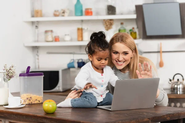 Adoptado Afroamericano Niño Cerca Feliz Mujer Saludando Mano Durante Videollamada — Foto de Stock