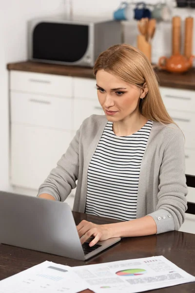 Rubia Freelancer Trabajando Desde Casa Cerca Gráficos Gráficos Mesa —  Fotos de Stock