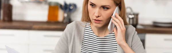 Mujer Rubia Hablando Teléfono Inteligente Casa Pancarta — Foto de Stock