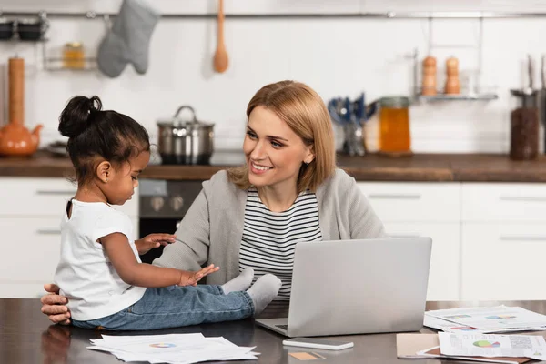 Smiling Mother Looking Adopted African American Girl Table Gadgets — Stock Photo, Image