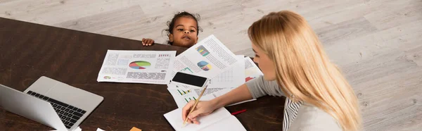 Hoge Hoek Uitzicht Vrouw Werken Vanuit Huis Buurt Van Geadopteerde — Stockfoto