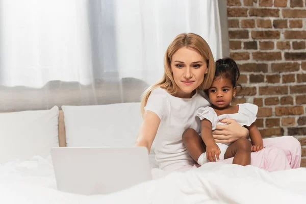 Cheerful Mother Adopted African American Watching Film Laptop Bedroom — Stock Photo, Image