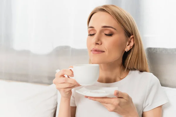 Nöjd Blond Kvinna Som Håller Kopp Kaffe Sovrummet — Stockfoto