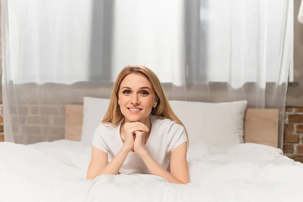 Nöjd Blond Kvinna Tittar Kameran Sovrummet — Stockfoto