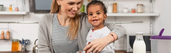 Alegre Madre Mirando Adoptado Africano Americano Hija Bandera — Foto de Stock