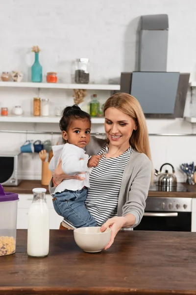 Glückliche Mutter Hält Adoptiertes Afrikanisch Amerikanisches Kind Mit Löffel — Stockfoto