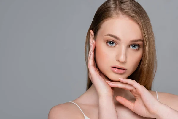 Mujer Joven Con Maquillaje Mirando Cámara Aislada Gris — Foto de Stock