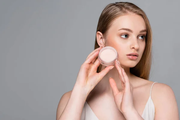 Mujer Joven Sosteniendo Contenedor Polvo Facial Aislado Gris — Foto de Stock