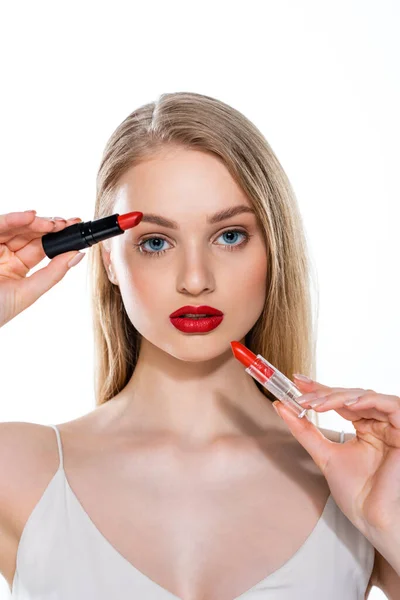 Mujer Joven Con Labios Rojos Sosteniendo Tubos Lápiz Labial Aislados — Foto de Stock