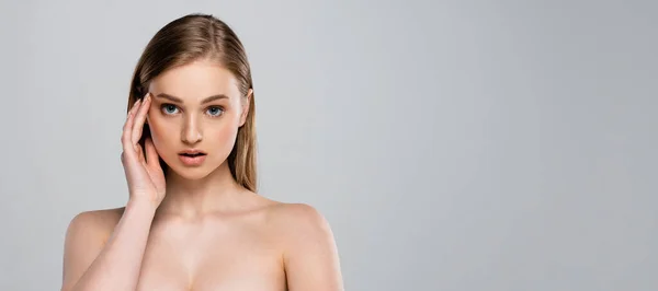 Mujer Joven Con Hombros Desnudos Mirando Cámara Aislada Gris Pancarta — Foto de Stock