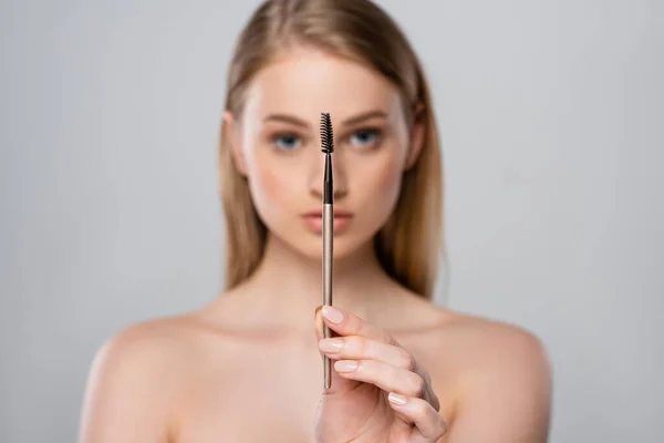 Wazig Jonge Vrouw Met Blote Schouders Houden Wenkbrauw Borstel Geïsoleerd — Stockfoto