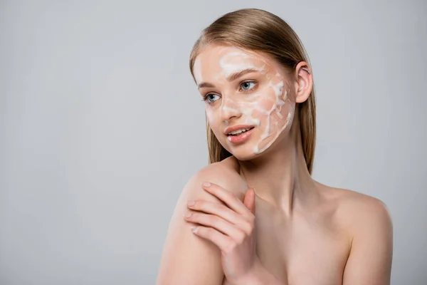 Jovem Bonita Com Olhos Azuis Espuma Limpeza Rosto Isolado Cinza — Fotografia de Stock