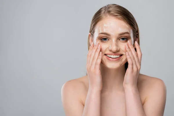 Mujer Joven Positiva Con Ojos Azules Aplicando Espuma Limpiadora Cara —  Fotos de Stock
