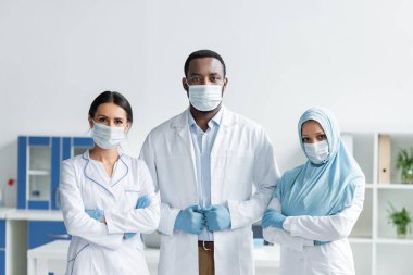 Tıp maskeli çok ırklı doktorlar hastanede. 