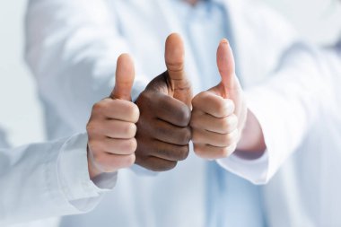 Beyaz önlüklü ırklar arası doktorların görüntüsü... 