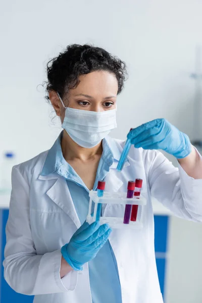 Cientista Afro Americano Luvas Látex Máscara Médica Segurando Tubos Ensaio — Fotografia de Stock