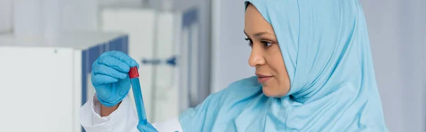 Ilmuwan Arab Dalam Sarung Tangan Lateks Memegang Tabung Uji Laboratorium — Stok Foto