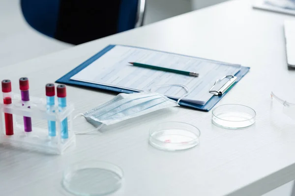 Mască Medicală Lângă Feluri Mâncare Petri Tuburi Testare Clipboard Laborator — Fotografie, imagine de stoc