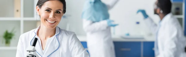 Cientista Sorrindo Olhando Para Câmera Perto Microscópio Laboratório Banner — Fotografia de Stock