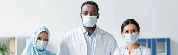 Multicultural Doctors Medical Masks Standing Clinic Banner — Foto de Stock