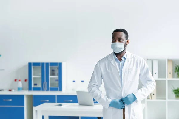 African American Scientist Medical Mask Adjusting White Coat Lab — Stock Photo, Image