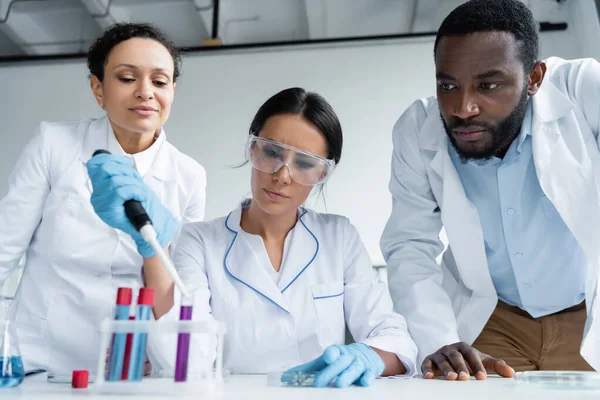 Cientistas Afro Americanos Olhando Para Colega Fazendo Experiência Laboratório — Fotografia de Stock