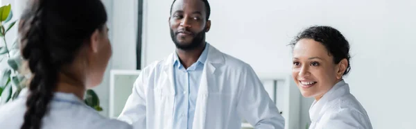 Médico Afro Americano Sorrindo Para Colega Clínica Banner — Fotografia de Stock