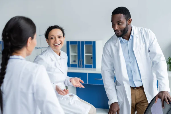 Χαρούμενος Αφροαμερικάνος Γιατρός Που Μιλάει Συναδέλφους Στο Νοσοκομείο — Φωτογραφία Αρχείου