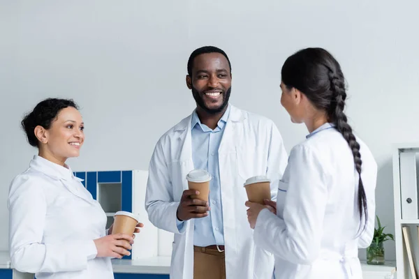 Positiva Interracial Läkare Med Kaffe För Att Prata Kliniken — Stockfoto